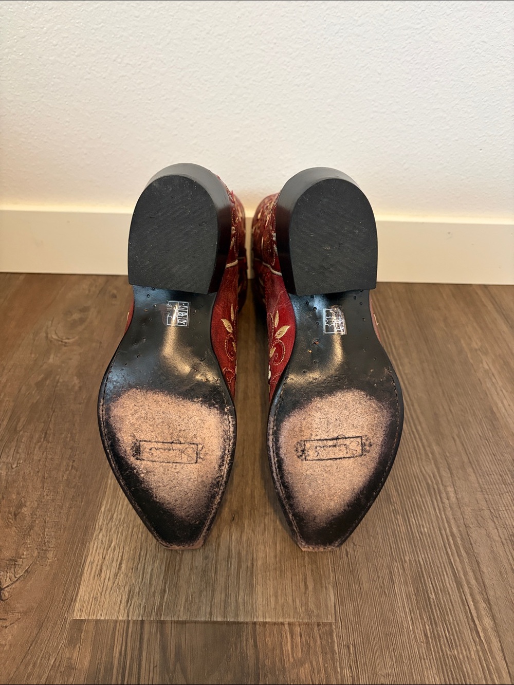 Beautiful floral embroidered deep red Shyanne cowgirl/cowboy boots - Picture 9 of 13